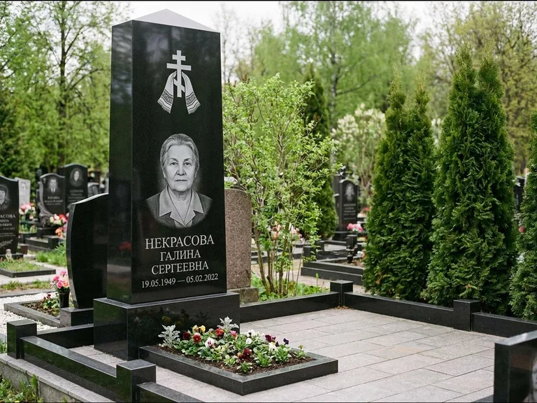 Памятник из чёрного гранита — стела-пилон с ажурным резным крестом, работа «Ерофеева» в Санкт-Петербурге