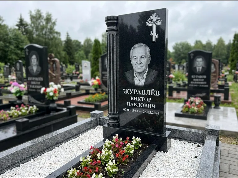 Памятник из чёрного гранита — семейный мемориал из двух стел с крестом с рушником, работа «Гущин» в Санкт-Петербурге