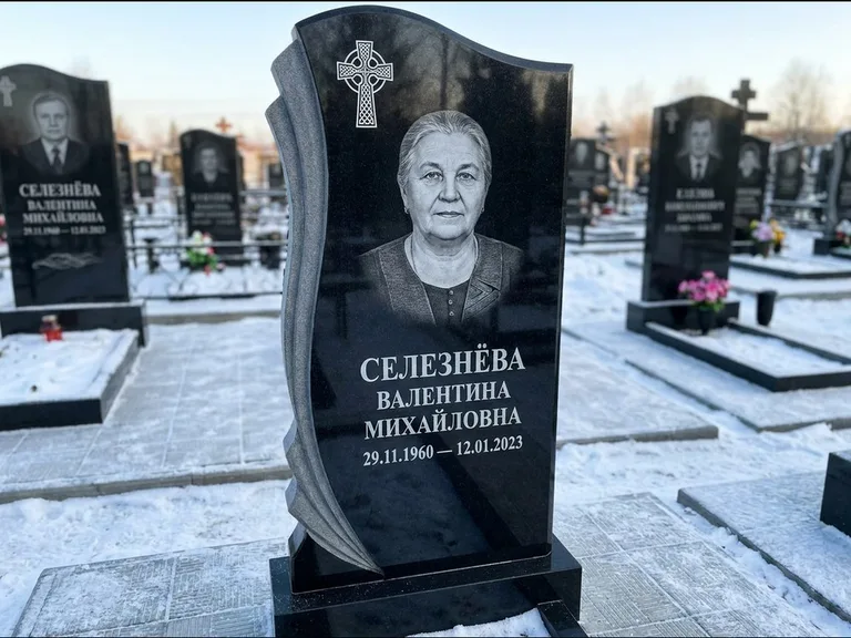 Памятник из чёрного гранита — восьмигранный обелиск с кельтским крестом, работа «Некрасова» в Санкт-Петербурге