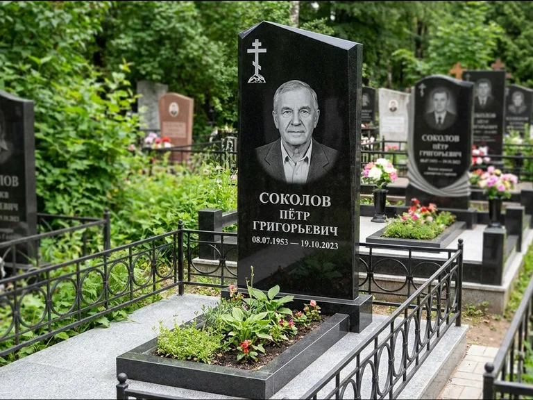 Памятник из чёрного гранита — полукруглая стела с крестом на Голгофе, работа «Журавлёв» в Санкт-Петербурге