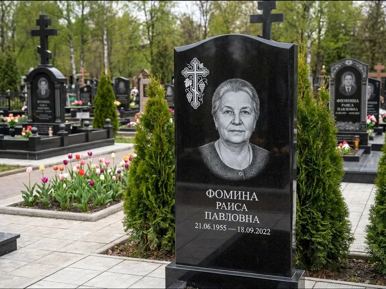 Памятник из чёрного гранита — двухцветная стела с крестом с распятием, работа «Одинцова» в Санкт-Петербурге
