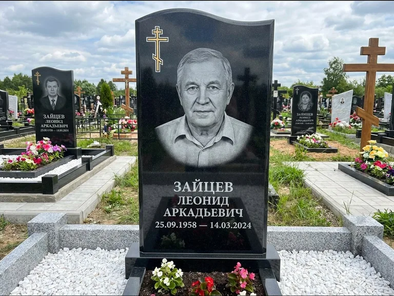 Памятник из чёрного гранита — горизонтальная семейная стела с аркой с процветшим крестом с виноградной лозой, работа «Верещагин» в Санкт-Петербурге