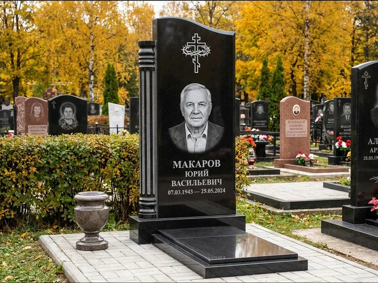 Памятник из чёрного гранита — асимметричная стела с крестом с рушником, работа «Панкратов» в Санкт-Петербурге