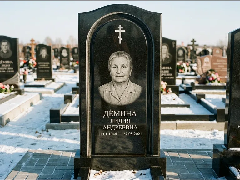 Памятник из чёрного гранита — стела-триптих с крестом с терновым венцом, работа «Ерофеева» в Санкт-Петербурге
