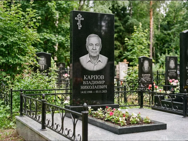 Памятник из чёрного гранита — узкая стела с ажурным крестом с православным восьмиконечным крестом, работа «Гущин» в Санкт-Петербурге