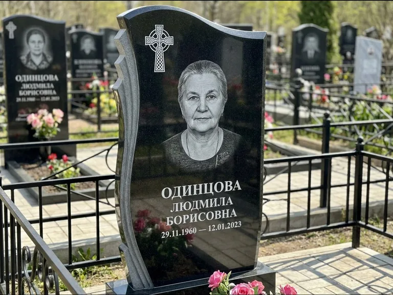 Памятник из чёрного гранита — стела с портретным овалом с кельтским крестом, работа «Савельева» в Санкт-Петербурге
