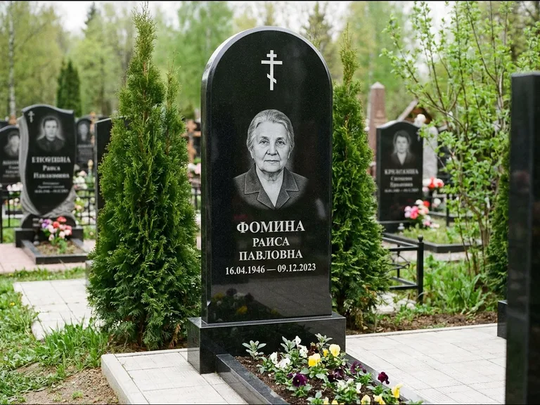 Памятник из чёрного гранита — вертикальная стела с латинским крестом, работа «Некрасова» в Санкт-Петербурге