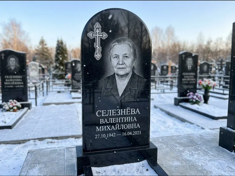 Памятник из чёрного гранита — массивная стела с крестом в лучах с крестом в лучах, работа «Одинцова» в Санкт-Петербурге