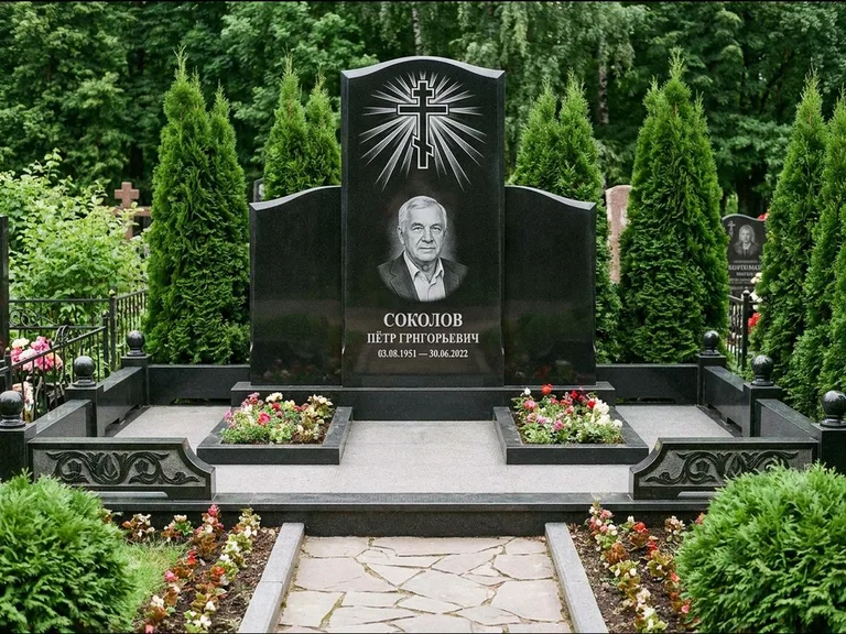 Памятник из чёрного гранита — низкая стела с крестом сбоку с золочёным крестом, работа «Верещагин» в Санкт-Петербурге