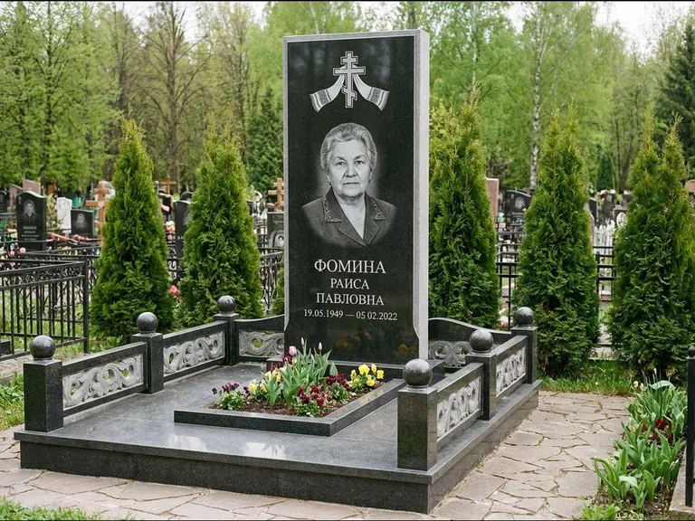 Памятник из чёрного гранита — семейный мемориал с ажурным резным крестом, работа «Мельникова» в Санкт-Петербурге