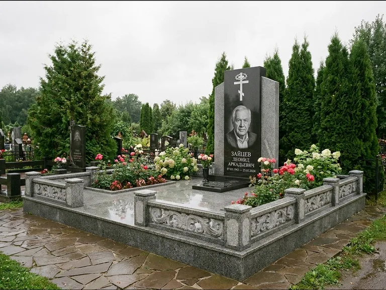 Памятник из чёрного гранита — стела с двумя портретами с крестом с рушником, работа «Богданов» в Санкт-Петербурге