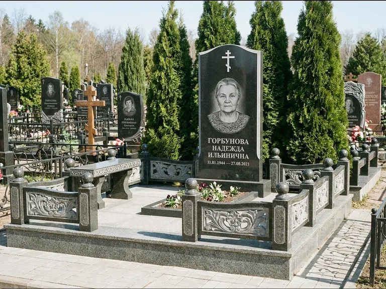 Памятник из чёрного гранита — стела с золочёным крестом с крестом с терновым венцом, работа «Селезнёва» в Санкт-Петербурге