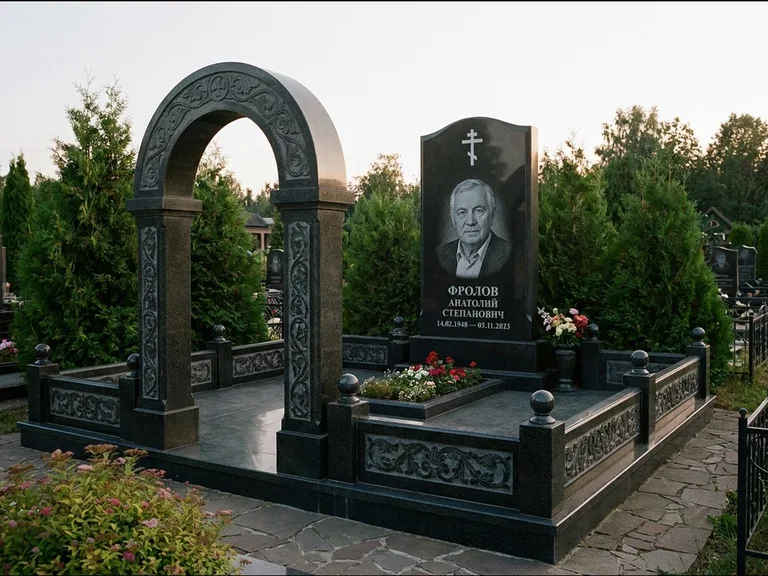 Памятник из чёрного гранита — высокая стела с процветшим крестом с православным восьмиконечным крестом, работа «Панкратов» в Санкт-Петербурге