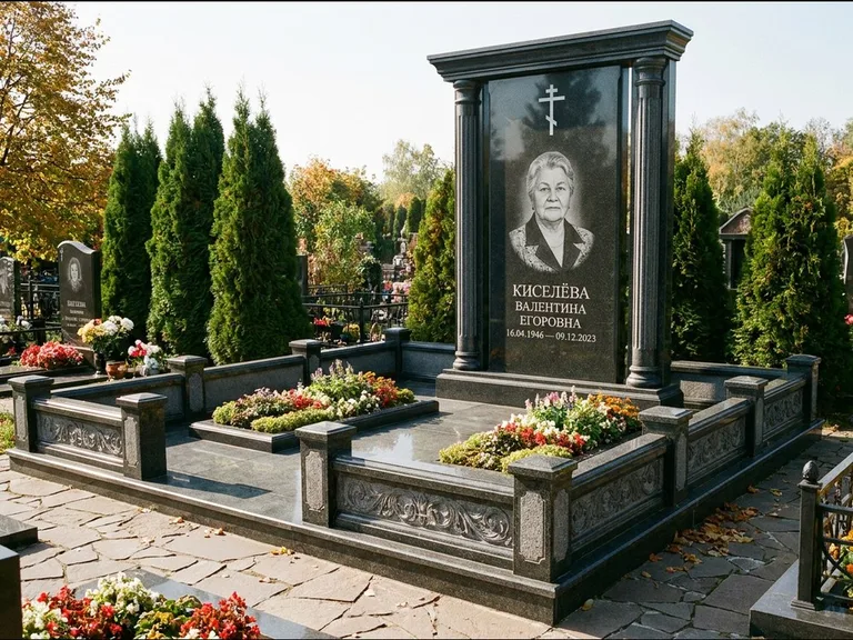Памятник из чёрного гранита — стела с кельтским крестом с латинским крестом, работа «Ерофеева» в Санкт-Петербурге