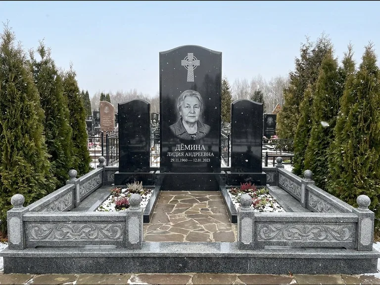 Памятник из чёрного гранита — стела с крестом и ветвью с кельтским крестом, работа «Лаврентьева» в Санкт-Петербурге