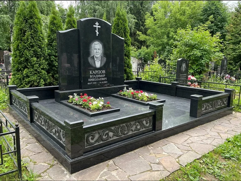 Памятник из чёрного гранита — двойная семейная стела с крестом на Голгофе, работа «Тихонов» в Санкт-Петербурге