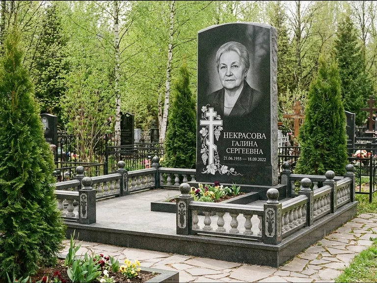 Памятник из чёрного гранита — стела с крестом и книгой с крестом с распятием, работа «Савельева» в Санкт-Петербурге