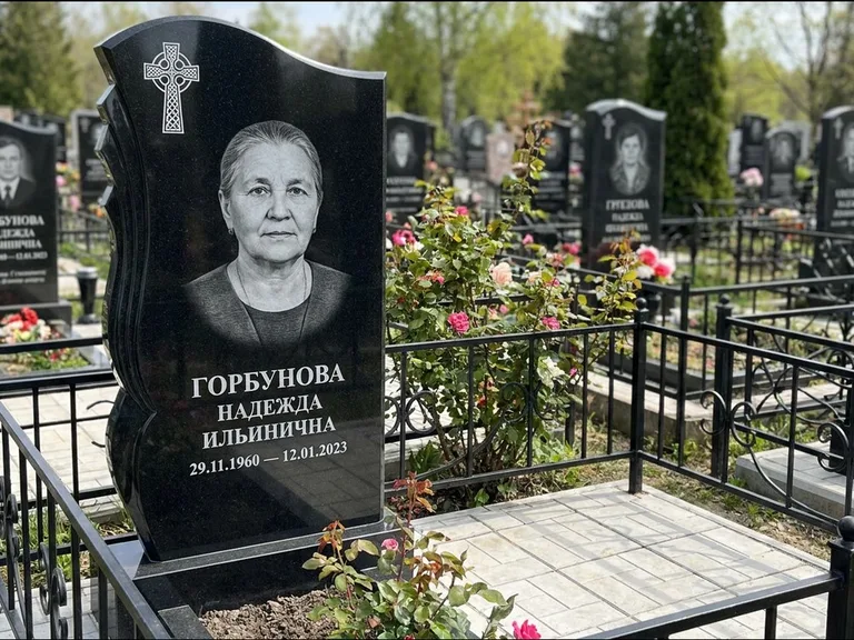 Памятник из чёрного гранита — высокий обелиск с кельтским крестом, работа «Одинцова» в Санкт-Петербурге