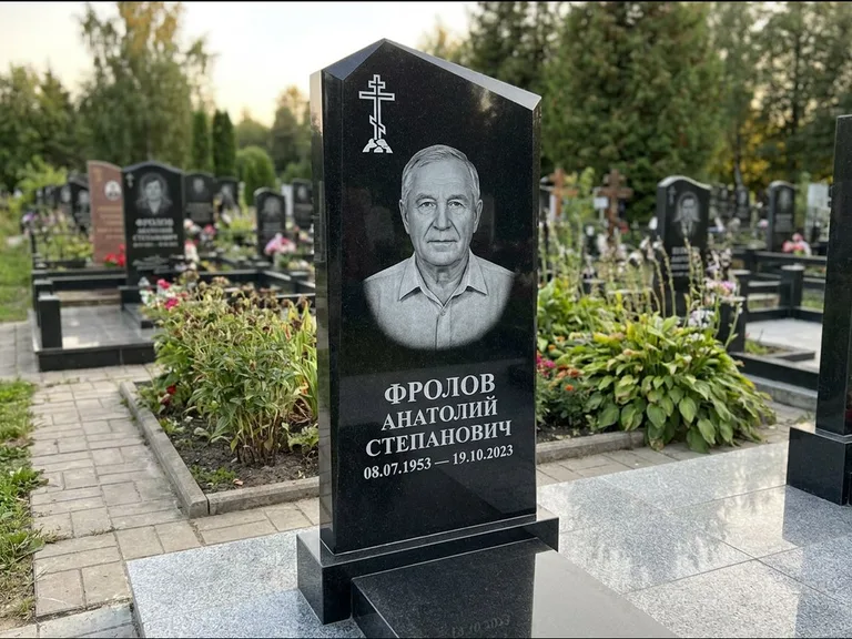 Памятник из чёрного гранита — стела со столиком и скамьёй с крестом на Голгофе, работа «Верещагин» в Санкт-Петербурге