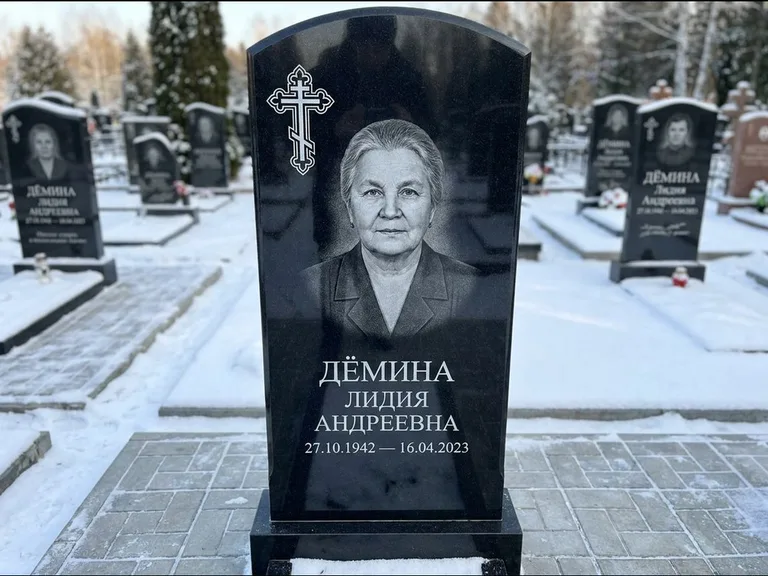 Памятник из чёрного гранита — стела домиком с крестом в лучах, работа «Селезнёва» в Санкт-Петербурге
