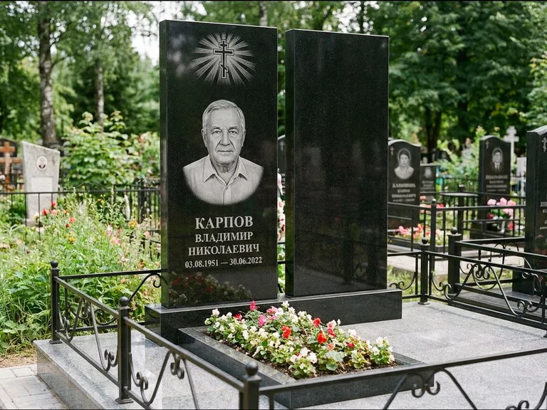 Памятник из чёрного гранита — ступенчатая стела с золочёным крестом, работа «Панкратов» в Санкт-Петербурге