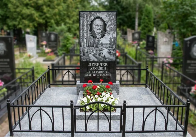 Памятник с гравировкой берёзовой рощи, портретом и надписью в Санкт-Петербурге