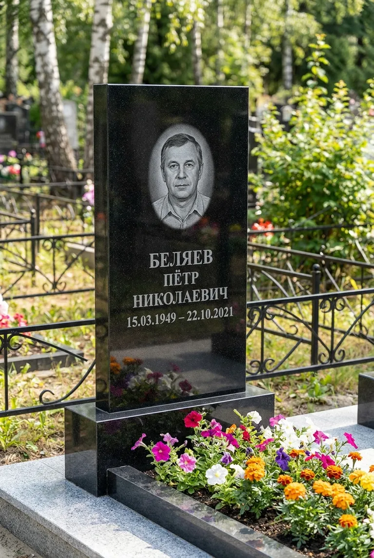 Вертикальный чёрный гранитный памятник под ключ с цветником в Санкт-Петербурге