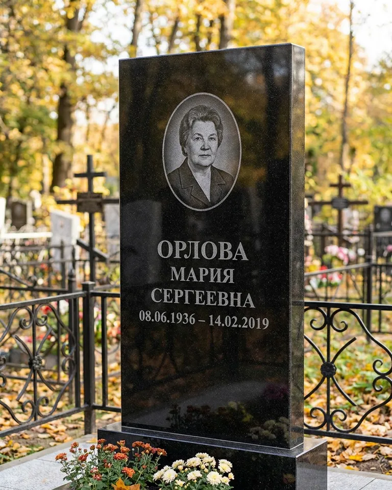 Вертикальный серый гранитный памятник под ключ, осень в Санкт-Петербурге