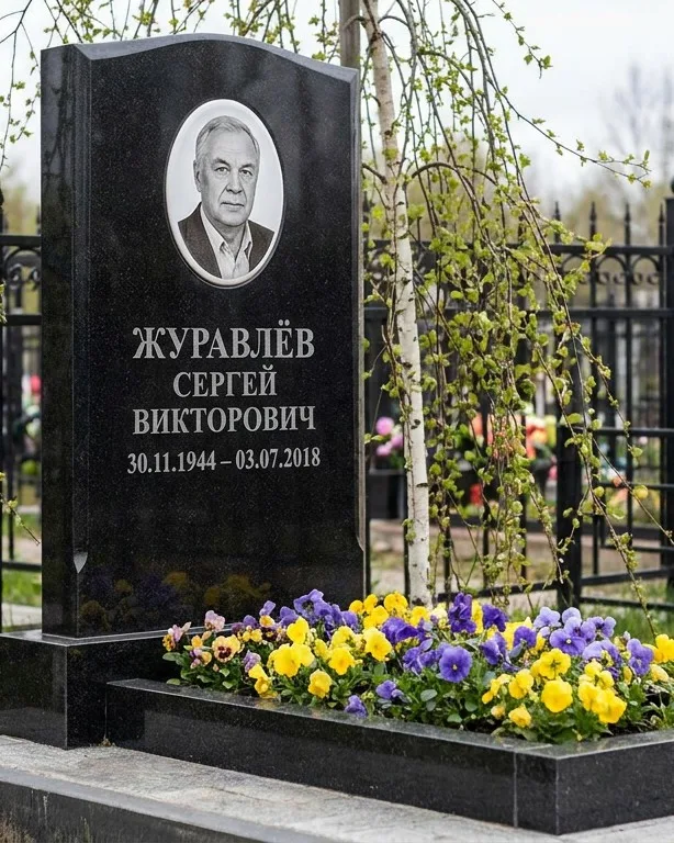 Вертикальный памятник под ключ с православным крестом в Санкт-Петербурге