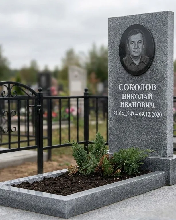 Чёрный памятник под ключ на гранитном цоколе в Санкт-Петербурге