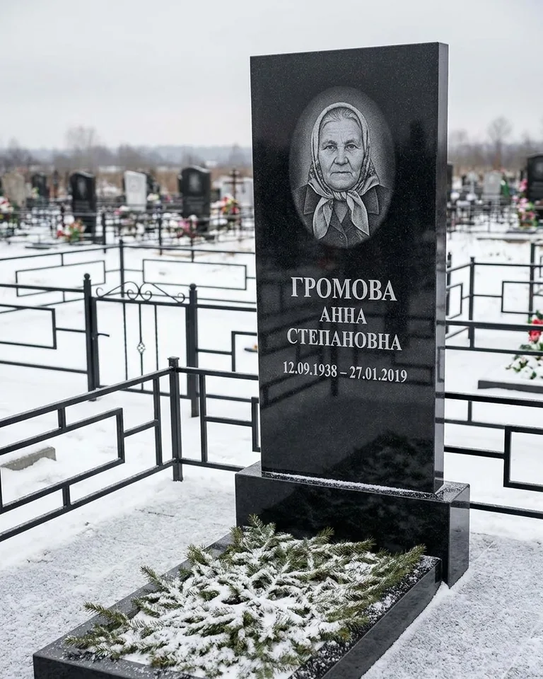 Простой вертикальный памятник под ключ зимой в Санкт-Петербурге