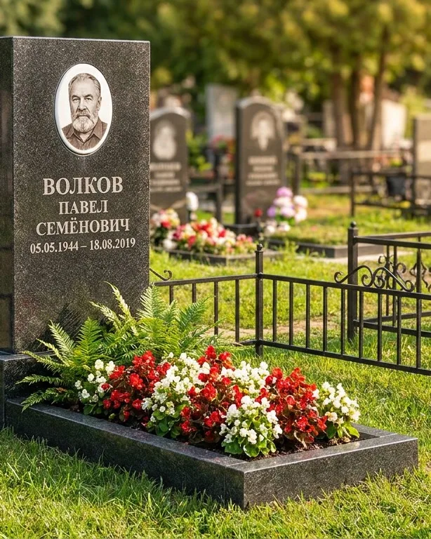 Тёмно-серый памятник под ключ с художественной гравировкой в Санкт-Петербурге