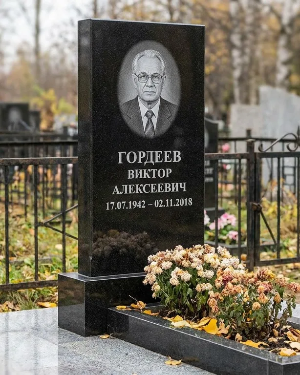 Памятник под ключ с гранитным цоколем и плиткой в Санкт-Петербурге