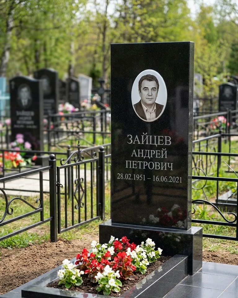 Памятник под ключ с гранитной вазой и цветами в Санкт-Петербурге