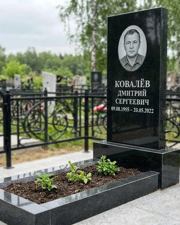 Горизонтальный серый памятник под ключ, осень в Санкт-Петербурге