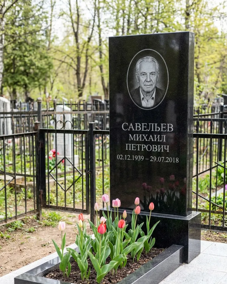 Горизонтальный памятник под ключ на гранитном основании в Санкт-Петербурге