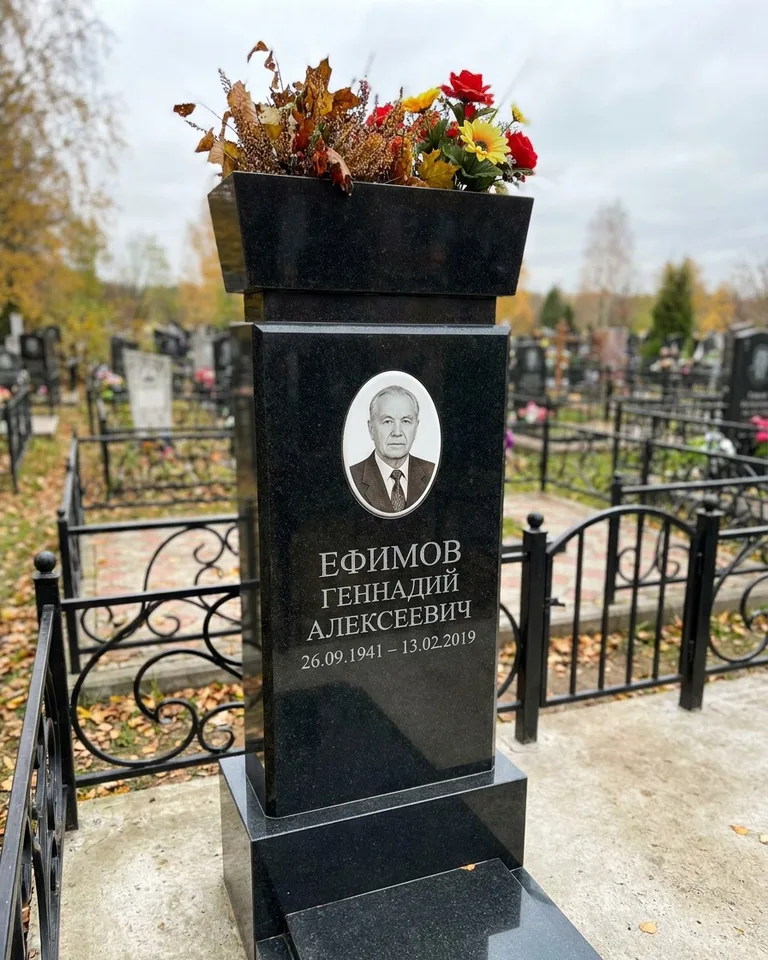 Двойной семейный памятник под ключ с портретами в Санкт-Петербурге