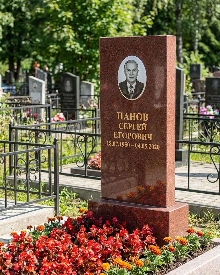 Двойной серый памятник под ключ с вазой в Санкт-Петербурге