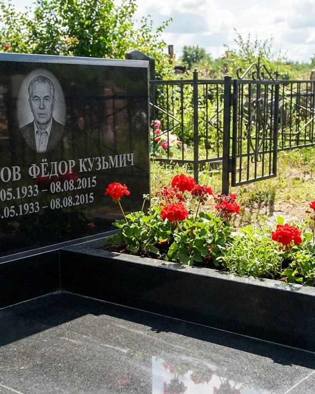 Двойной памятник под ключ с крестом в Санкт-Петербурге