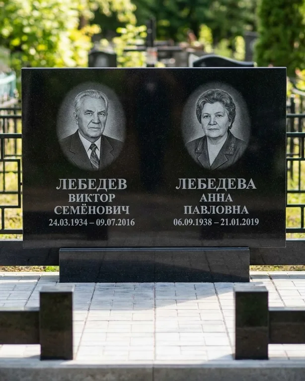 Памятник под ключ из красного гранита в Санкт-Петербурге
