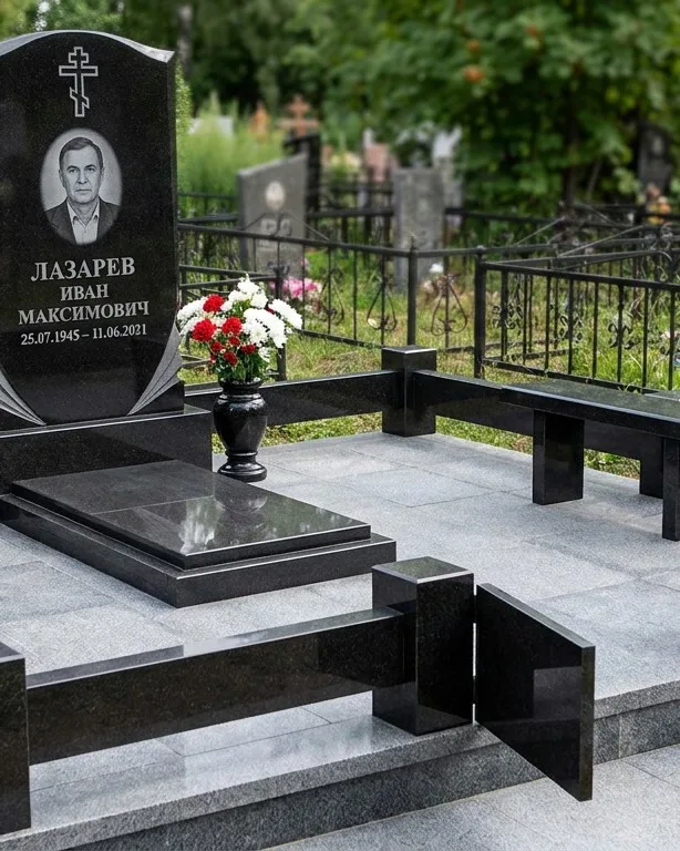 Памятник под ключ зимой с венком в Санкт-Петербурге
