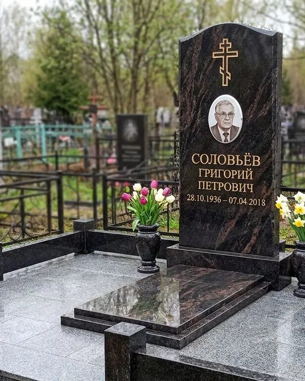 Памятник под ключ с гранитным цоколем и вазой, осень в Санкт-Петербурге