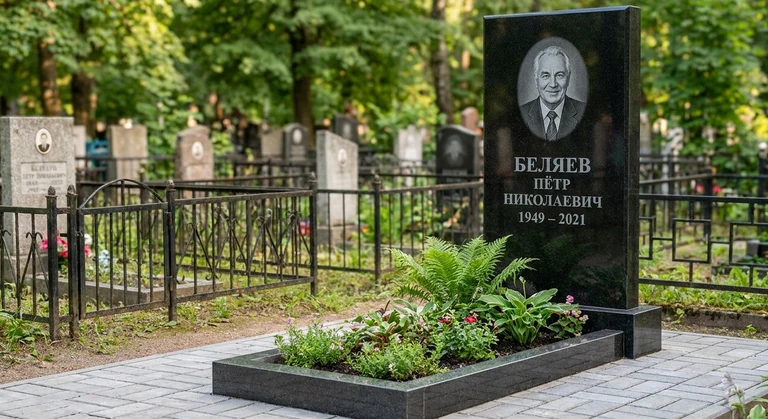 Памятник под ключ в Санкт-Петербурге — гранитная стела с цветником и благоустройством, установлен под ключ