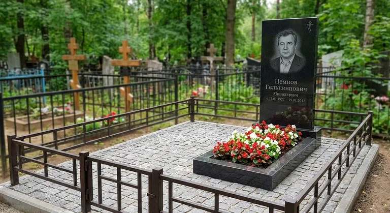 Памятник под ключ с цветником и благоустройством в Санкт-Петербурге