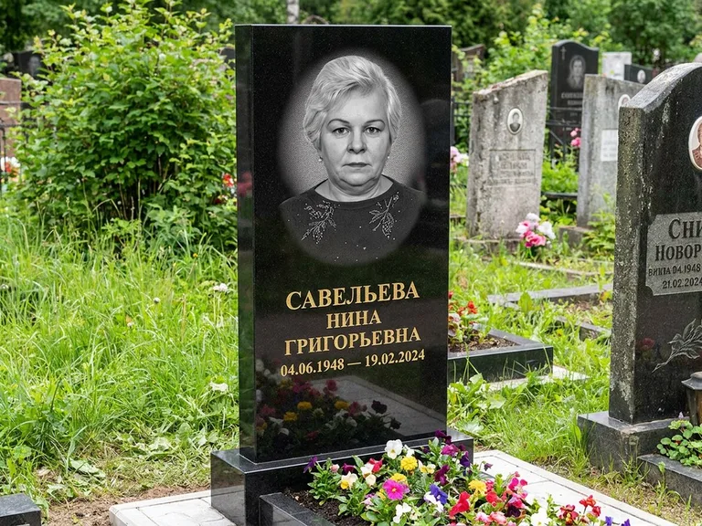 Портрет на памятнике в Санкт-Петербурге — Паспортное фото восстановили и награвировали на чёрной стеле