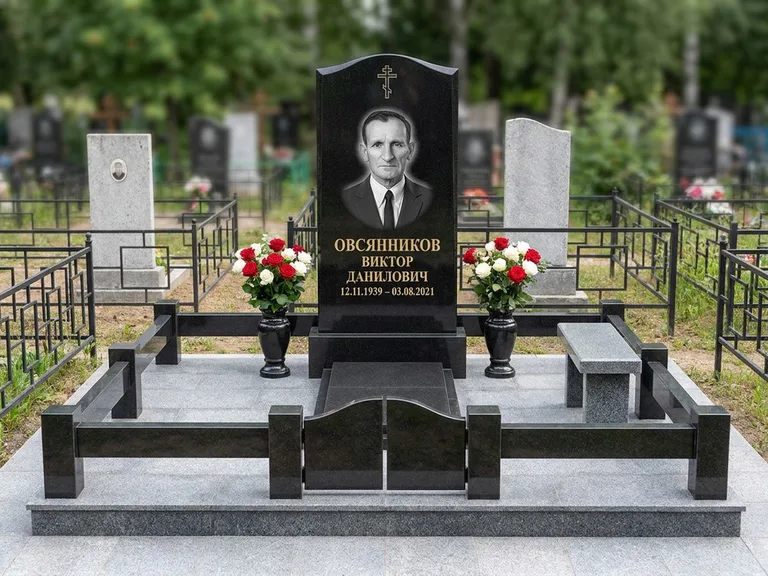 Портрет на памятнике в Санкт-Петербурге — Старый снимок → гравировка на премиум-комплексе с плиткой и оградой