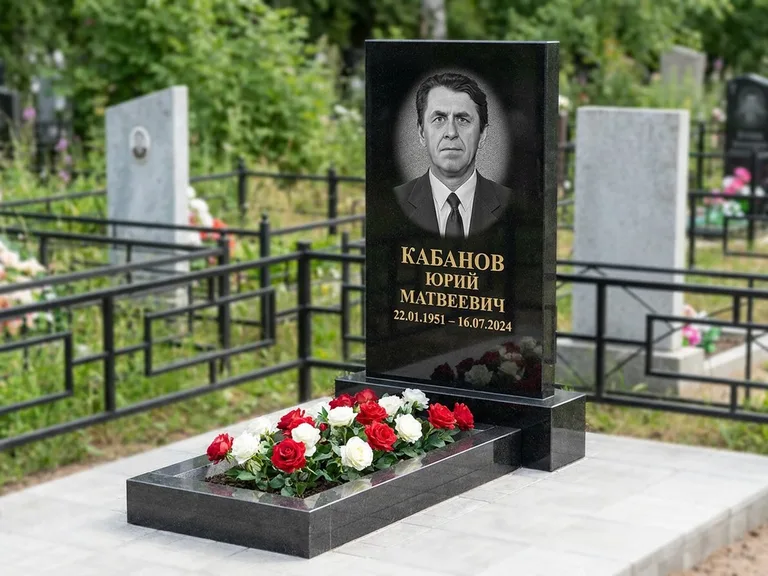 Портрет на памятнике в Санкт-Петербурге — Старый снимок → гравировка на вертикальной стеле