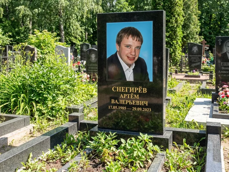 Портрет на памятнике в Санкт-Петербурге — Цветное фото → прямоугольная фотокерамика на чёрном граните