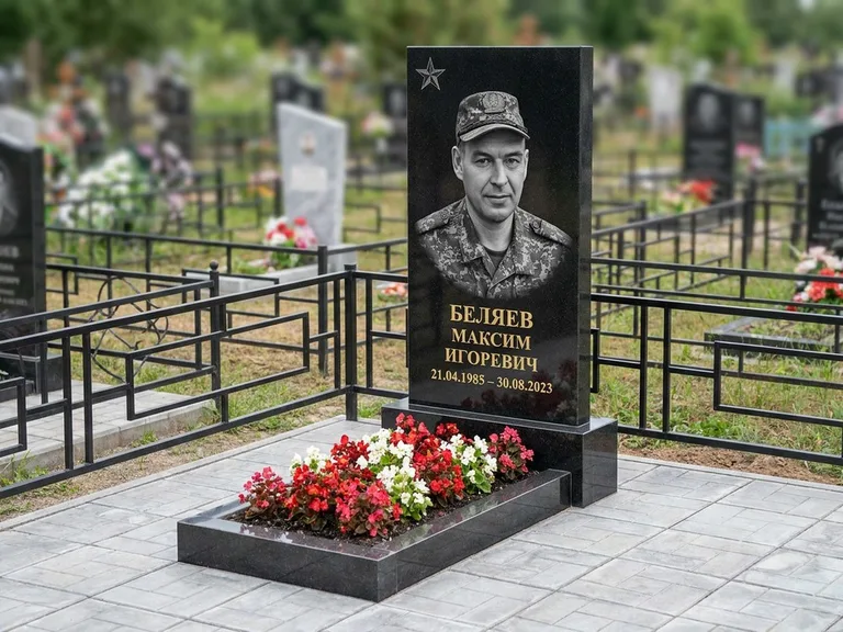 Портрет на памятнике в Санкт-Петербурге — Военное фото → цветная фотокерамика, гравированная звезда
