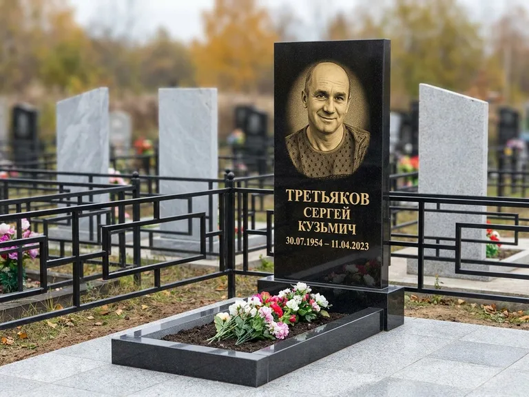 Портрет на памятнике в Санкт-Петербурге — Восстановленный портрет → гравировка на вертикальной стеле